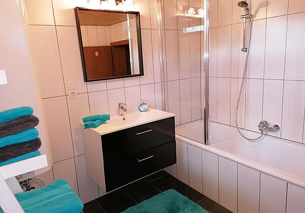 Badezimmer mit Badewanne inkl. Duschmöglichkeit