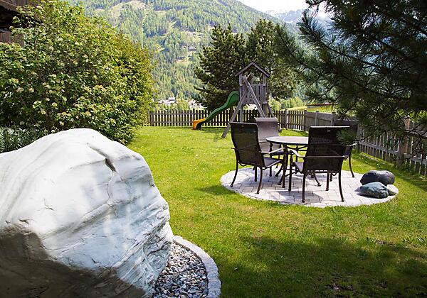 Ferienwohnungen_Kals_Garten_Ferienhaus_Aurora