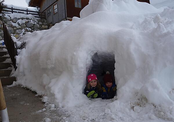 Kinder haben viel Spaß mit Schnee