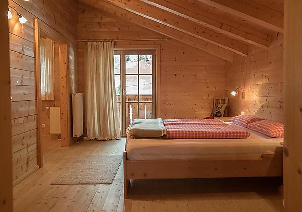 Schlafzimmer mit Bad und Balkon