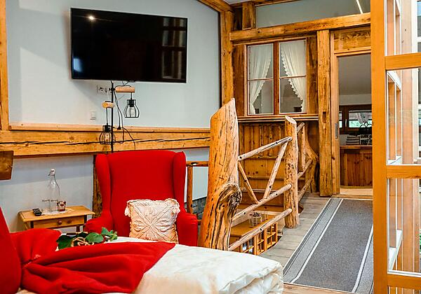 Galerie oben Blick vom Zimmer ins Bad