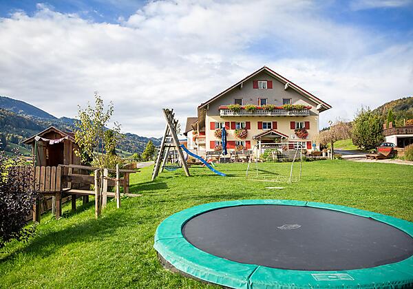 Unser Hof mit Spielplatz