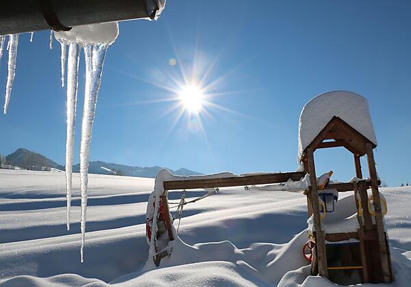 Verschneites Spielgerät
