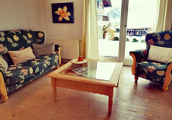 Wohnzimmer mit Blick in den Garten