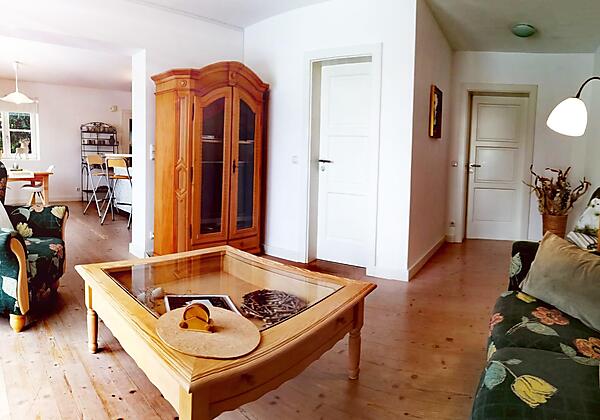 Panoramabild von Esszimmer, Küche und Wohnzimmer