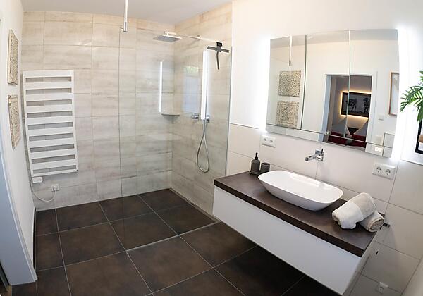 Badezimmer mit barrierefreier Regendusche