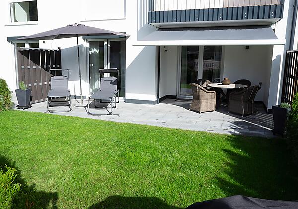 Terrasse mit Sitzgruppe und Sonnenliegen