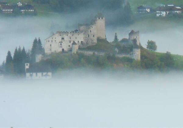 Burg über den Wolken??