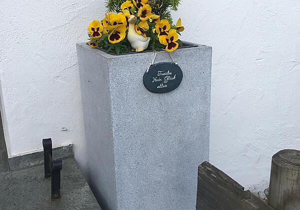 Hauseingang mit Blumen