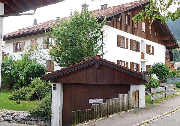 Kapellenweg 2 mit Tiefgarageneinfahrt