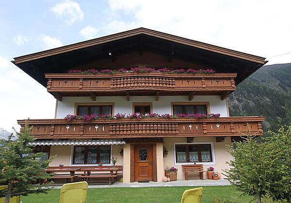 Hausansicht Sommer vorne