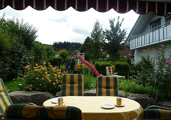 2_Sitzplatz mit Blick in Garten