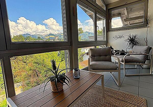 Verglaster Balkon mit schönem Bergblick