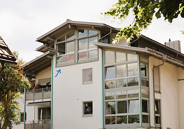 Ferienwohnung von aussen mit verglastem Balkon
