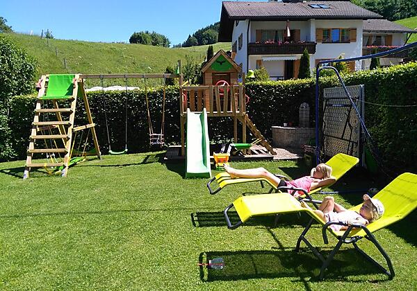 Spieleturm mit Schaukel und Rutsche