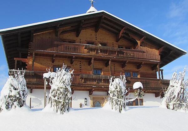 Frontansicht vom Hof im Winter