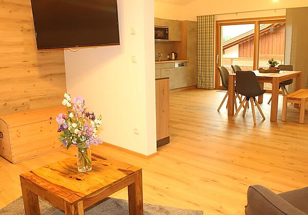 Wohn-Essbereich mit zwei Balkonen