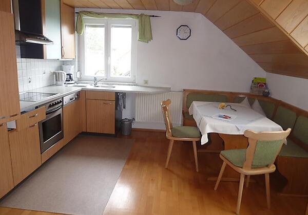 P1050072 Küchenzeile mit Essplatz