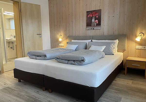 Boxspringbetten - Schlafzimmer mit Blick zum Bad