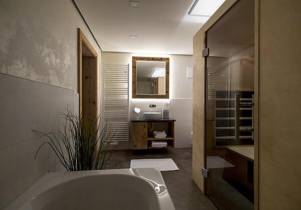 Bad mit Badewanne und Dusche