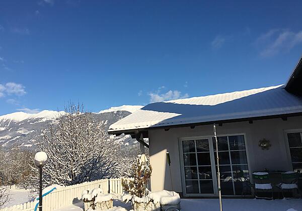 Tief verschneite Terrasse der Ferienwohnung