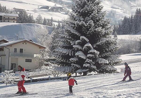 Skilift mit Schischule direkt hinter der Fewo