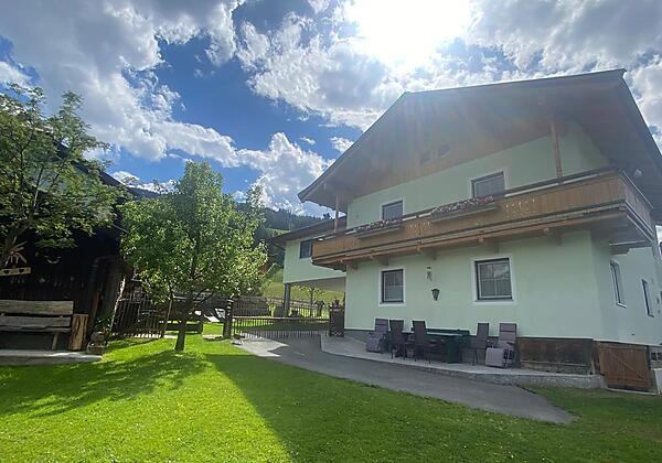 Terrasse mit genug "Sitz"- und "Chillmöglichkeit"