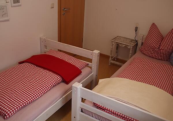 Zweites Schlafzimmer mit zwei Einzelbetten