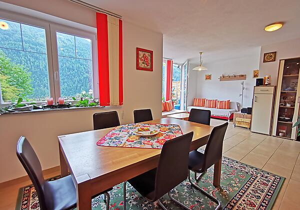 monika-resinger-virgen-esstisch-c-bernhard-assmair