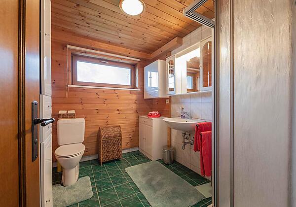 Bad mit Dusche und WC