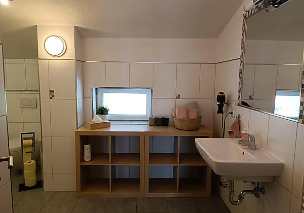 Badezimmer inkl. Badewanne, Dusche und WC