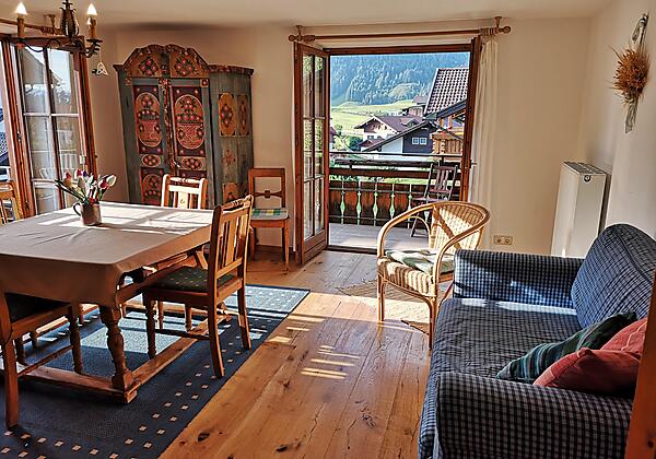 Lichtdurchflutetes Wohnzimmer mit Sofa und Tisch