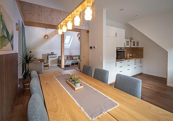 Esstisch mit Wohnküche