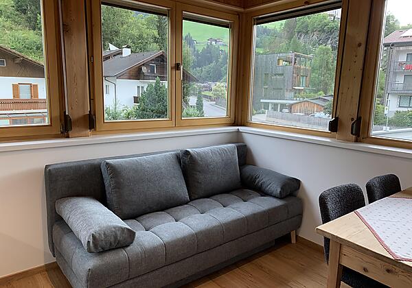 Couch, kann zum Schlafsofa umfunktioniert werden