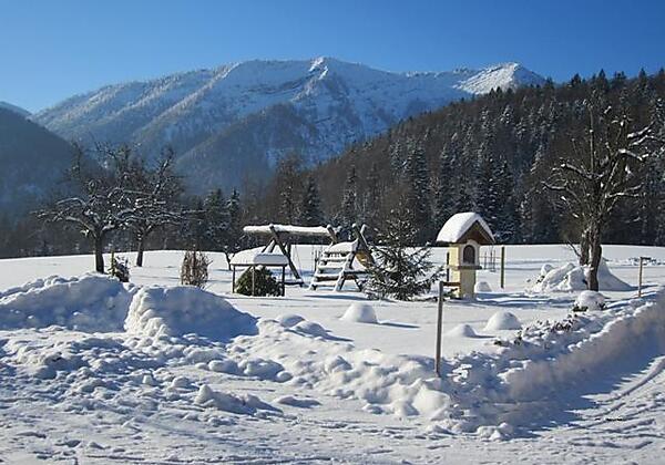 Verschneiter Spielplatz