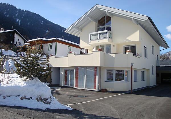 Hausansicht im Winter