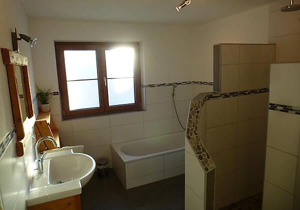 Badezimmer mit begehbarer Dusche und Badewanne