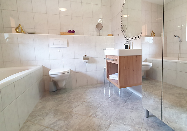 erstes Badezimmer mit Badewanne, WC, Waschbecken