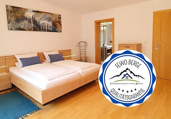 großes Schlafzimmer mit eignem Badezimmer