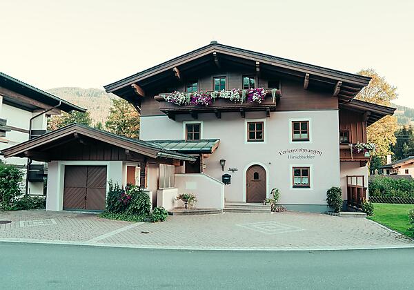 Außenansicht mit Parkplatz