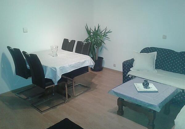 Wohnzimmer mit Esstisch