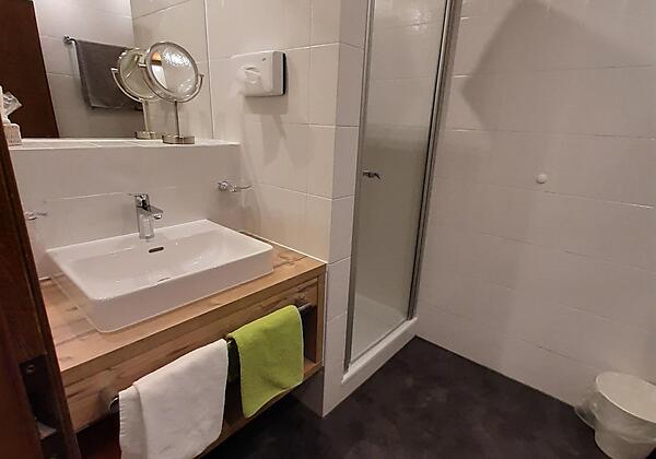 Badezimmer mit Dusche