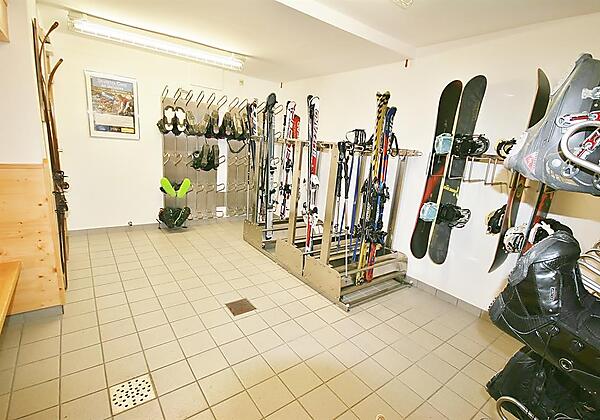 SKI LOCKER