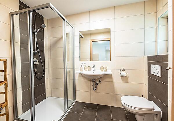 Badezimmer mit Dusche und WC