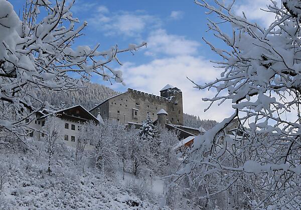 Verschneiter Ausblick auf die Burg Heinfels