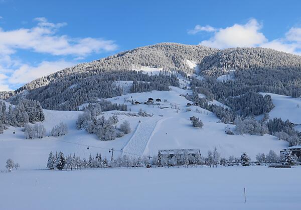 Verschneiter Blick auf die Bergbahn