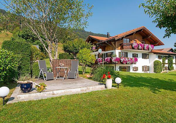 Gästehaus Renn mit Liegewiese und Terrasse