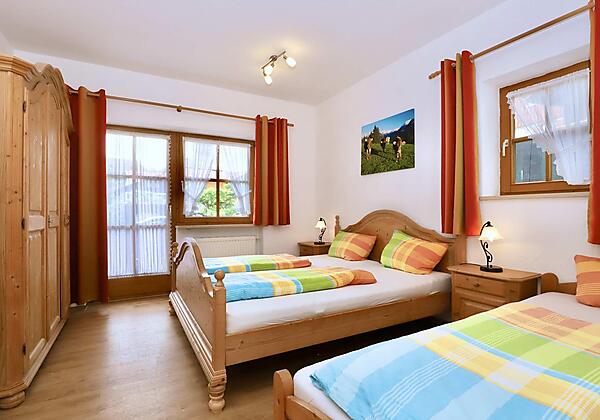 schlafzimmer-mit-3-betten-der-ferienwohnung-zur-ge