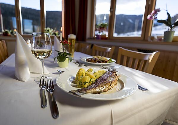 Gasthof, Forelle aus dem Hausteich