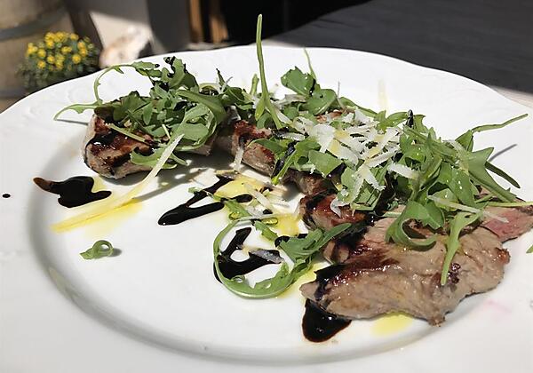 Rindstagliata mit Rucola und Parmesan